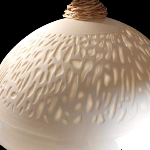 Suspension en porcelaine , décor gorgone - cache douille en rotin